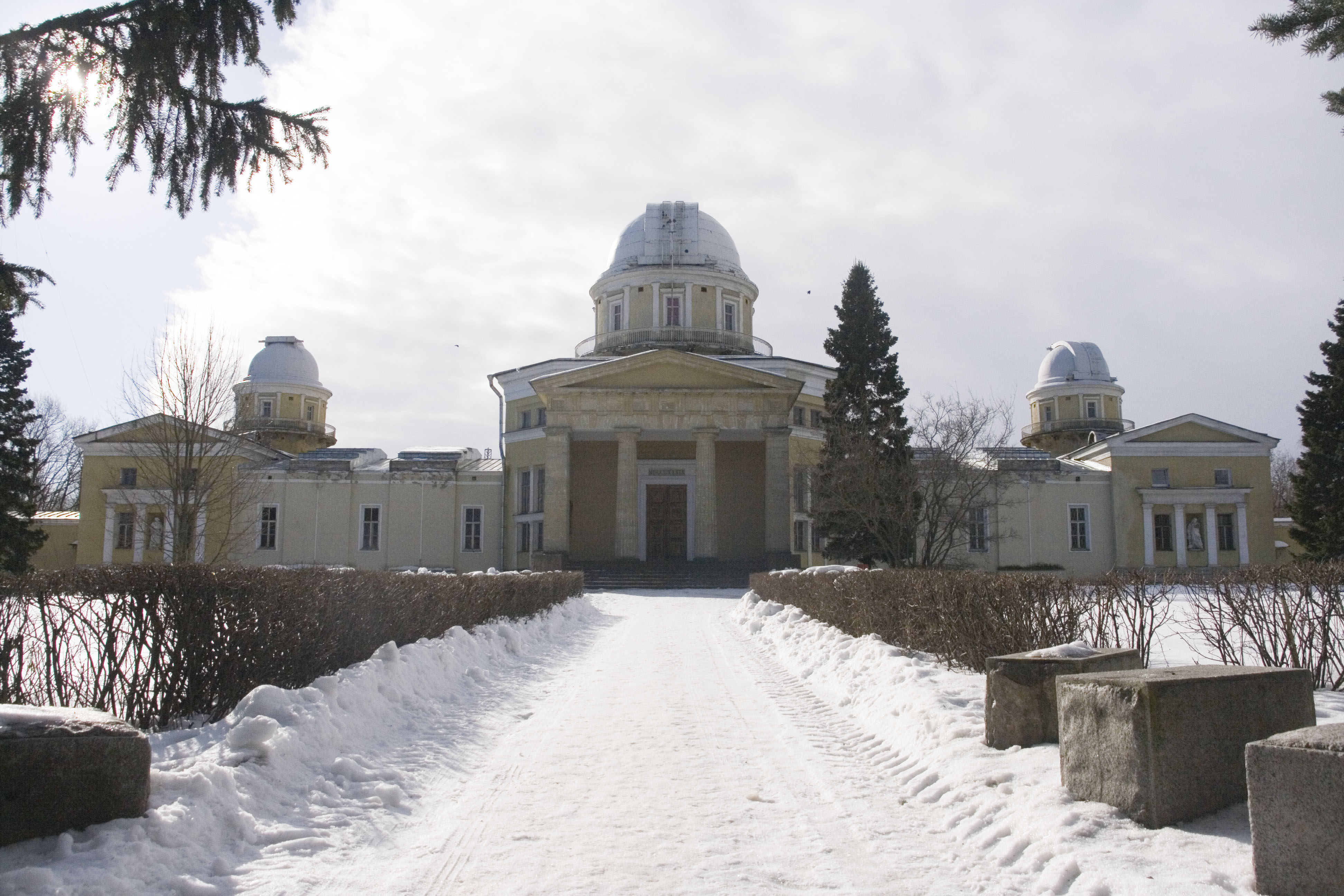 雪景色の中に立つ、三つのドームを持つプルコヴォ天文台の本館
